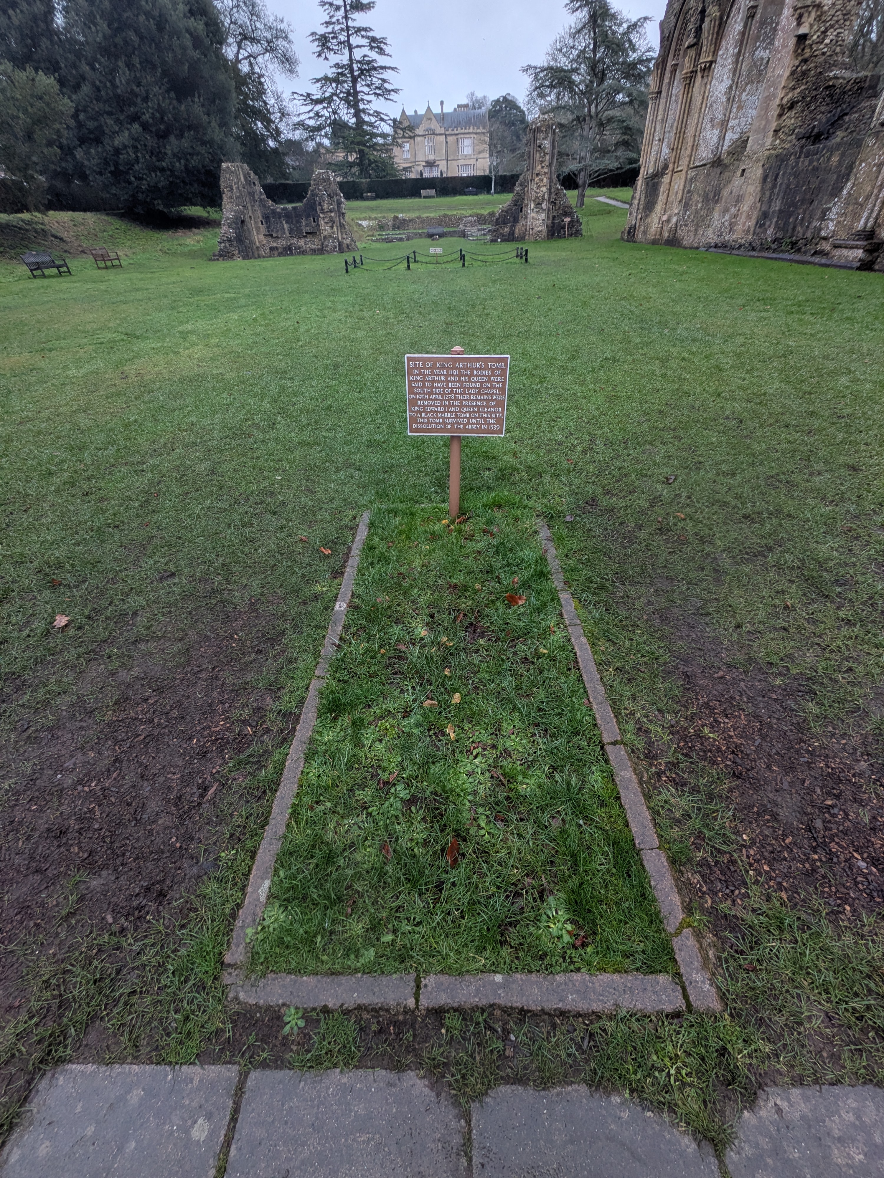 アーサー王の墓