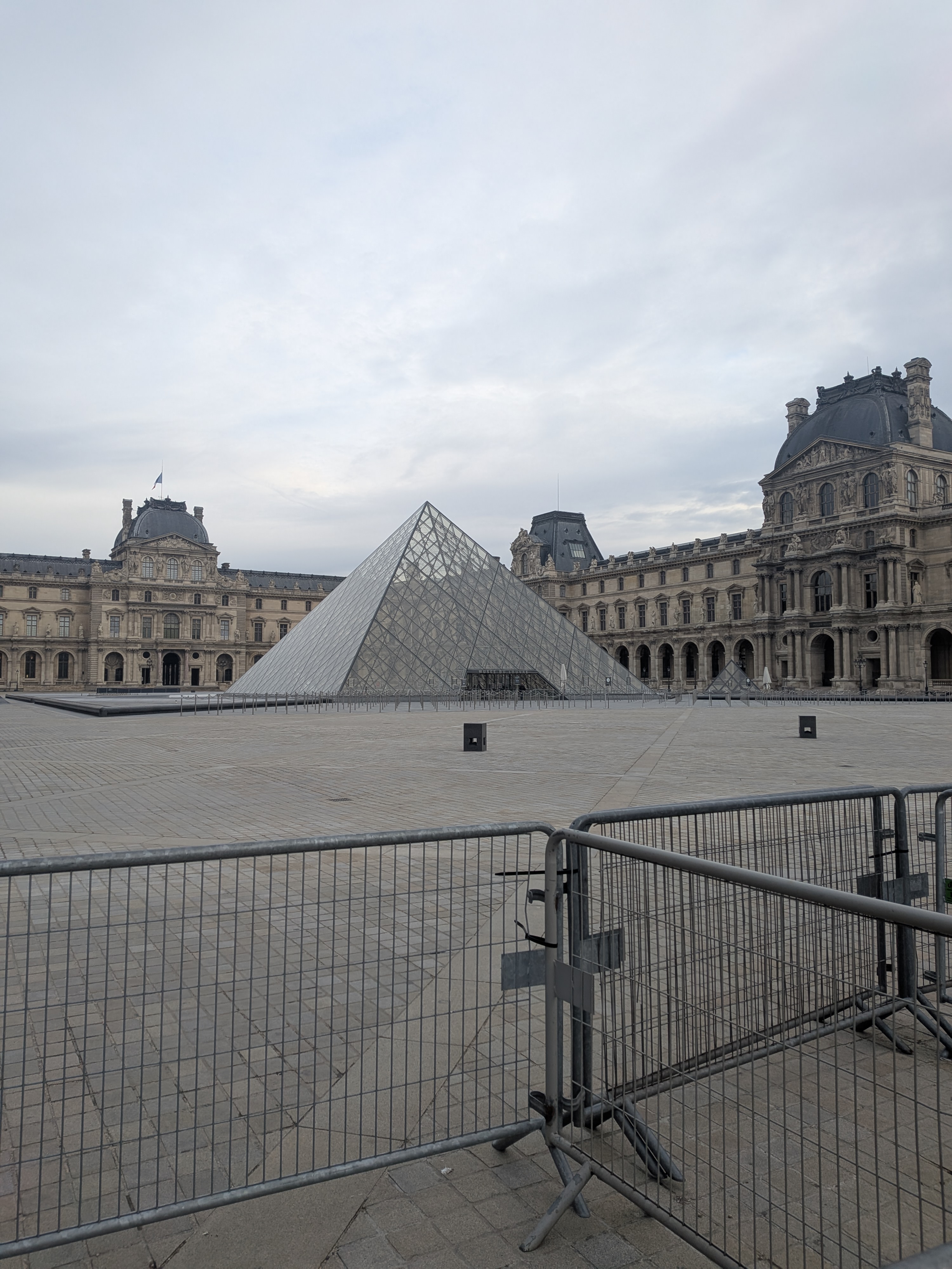 ルーブルのピラミッド