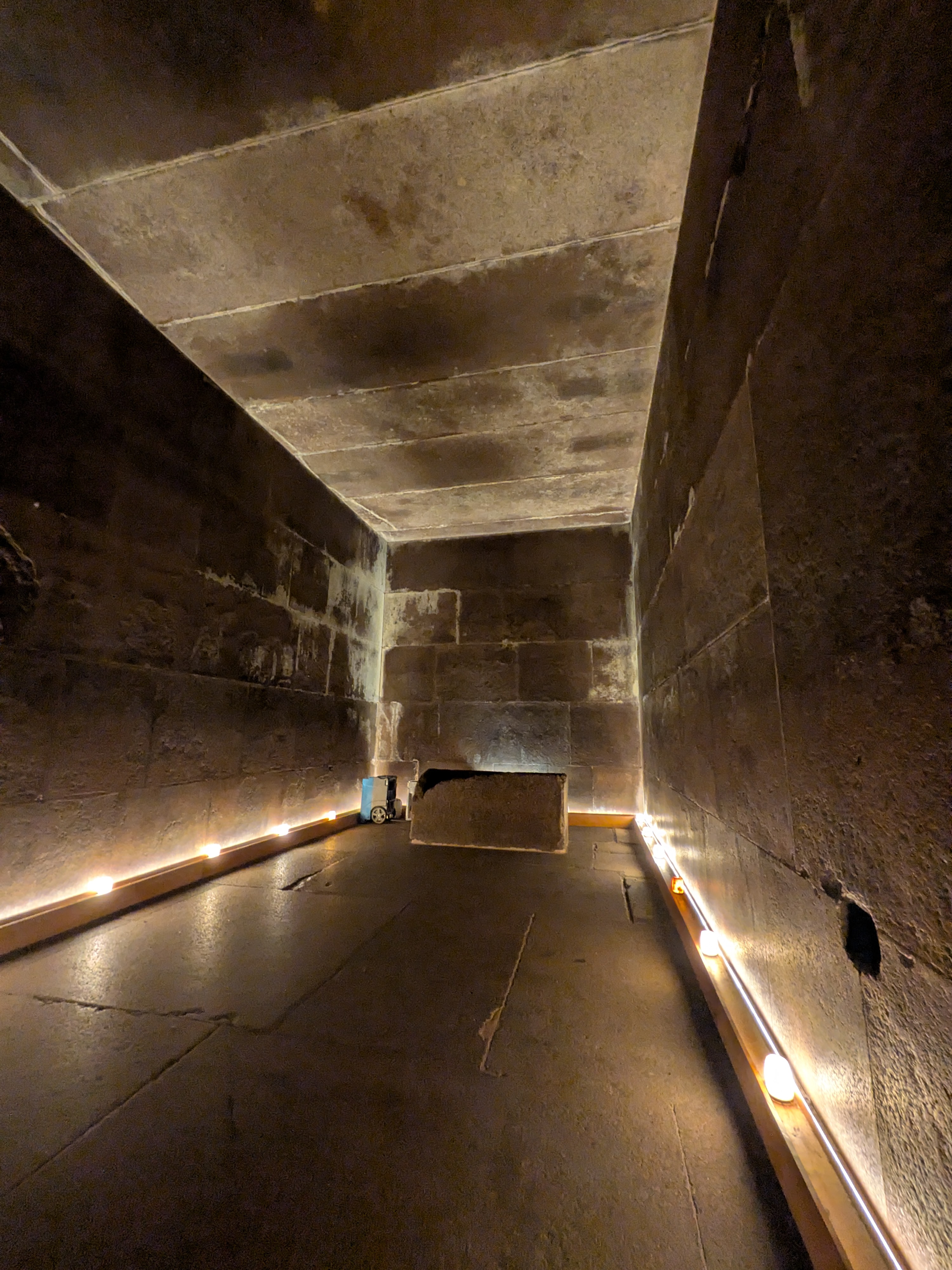 ピラミッド内部