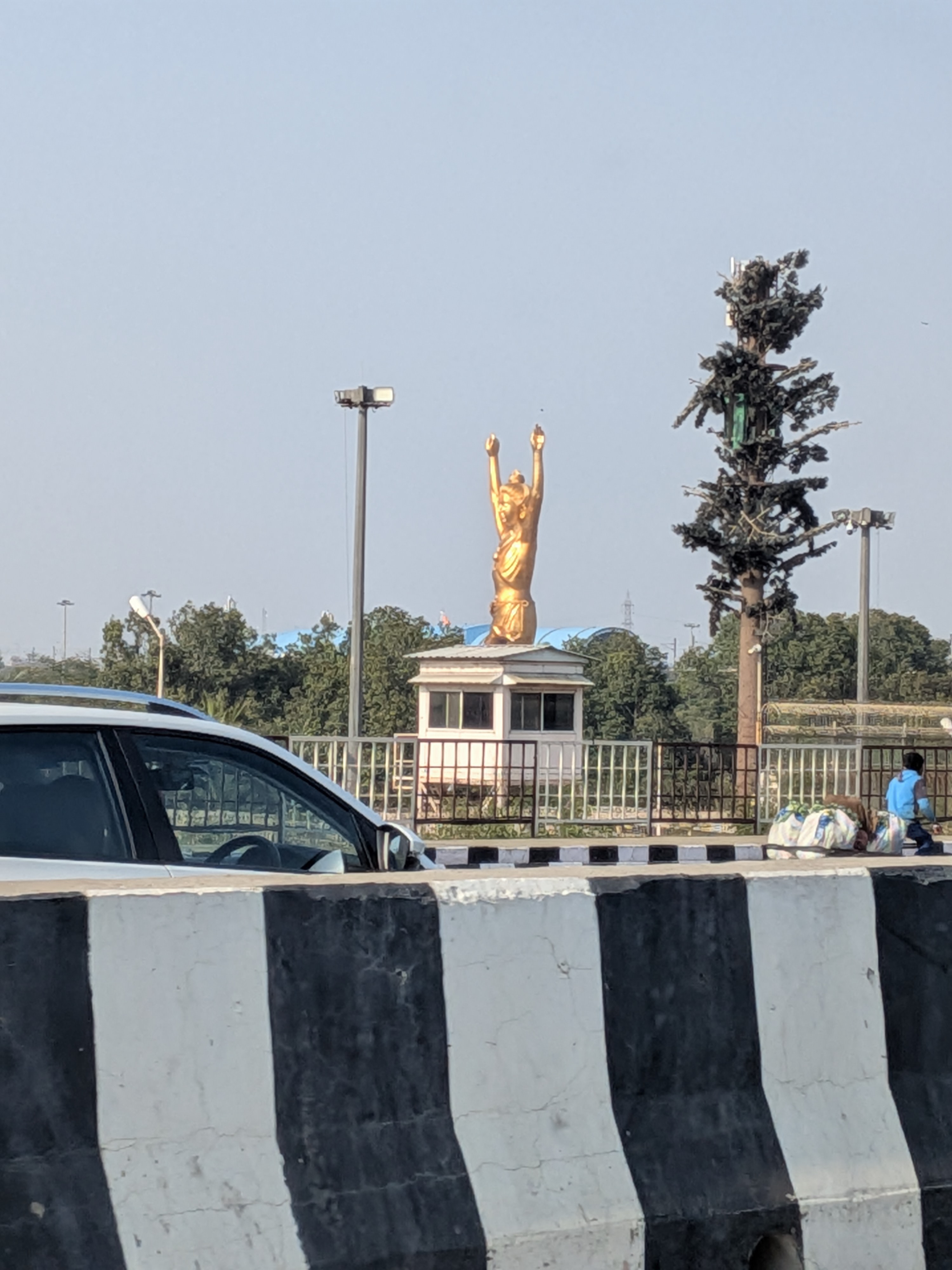 金色の巨大な像